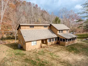Image of Newly remodeled 4BR lodge on Wolf Creek