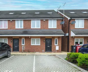 Image of Town Center 4 Bedroom 4 bathroom Hse with Parking Slough By 360Stays