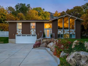 Image of Ski Lover's Paradise: 7br Villa Near Top Resorts 7 Bedroom Home by RedAwning