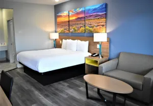 Image of Days Inn & Suites by Wyndham Downtown/University of Houston