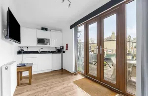 Image of Hertford - Sleeps 2 - 92 Walking Score - Garden