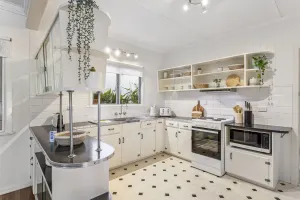 Image of Beachside 3-bed Family Home With Parking & Veranda