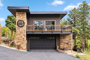 Image of Treehouse 1br With Hot Tub 1 Bedroom Home by RedAwning