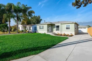 Image of Luxury Modern Retreat with Spacious Yard & Premium Comfort