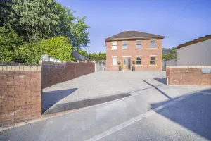 Image of Luxury Coach House Sleeps 12 Five Bedrooms