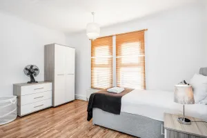 Image of 4 bedroom House Free Parking Contractor's Haven