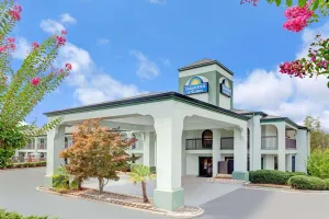 Image of Days Inn & Suites by Wyndham Stockbridge South Atlanta