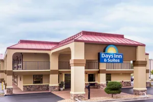 Image of Days Inn & Suites by Wyndham Warner Robins Near Robins AFB