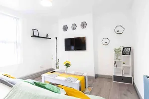 Image of Pet-Friendly 3BR Home, Sleeps 7, 1 Mile from City Centre