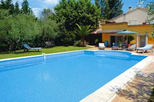 Image of Pretty Provençal style holiday home with communal pool, Noves