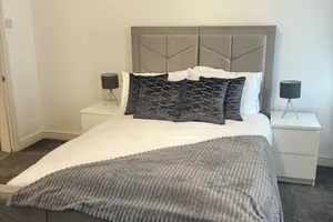 Image of -Sleeps 10 People Spacious House -Fast Free WiFi -Free Parking -Contractor Friendly