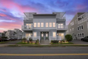 Image of Stunning Beachfront Queens Getaway 4 Bedroom Townhouse by Redawning
