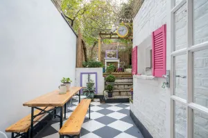 Image of Stylish flat with private yard in Shepherd Bush