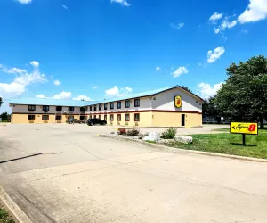 Image of Super 8 by Wyndham Champaign