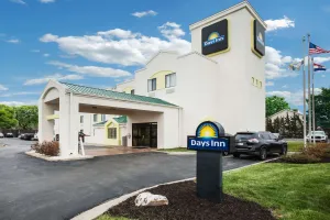Image of Days Inn by Wyndham Blue Springs