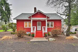 Image of Redmond Farmhouse on 2 Acres with Deck and Grill!