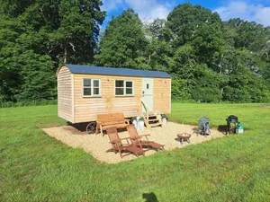 Image of Luxury Shepherds Hut set in a countryside setting