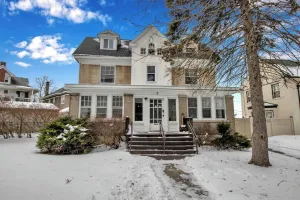 Image of Spacious 4BR Near UB Niagara Falls - Pet Friendly