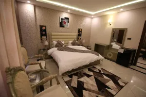 Image of Safari Club 4