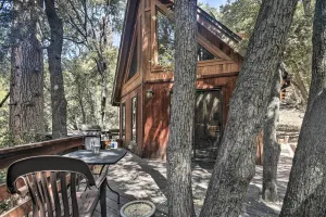 Image of Updated 'tree House' Pine Mtn Club Cabin by Trails