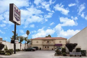 Image of Howard Johnson by Wyndham Bakersfield