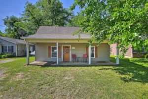 Image of Quaint Downtown Murfreesboro Cottage with Lush Yard