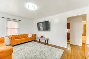 Image of 13 Mi to Downtown Detroit: Bright Home