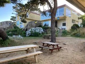 Image of Auberge Granit Rose - Hébergement partagé en Auberge de Jeunesse - Vue sur mer - Dortoir mixte & Camping