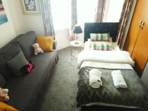 Image of Stylish 2 Bed Room Apartment 5 sleep free wIFI & p