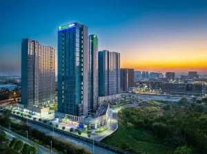 Image of Holiday Inn Express Guangzhou University Town - Shuttle Service During Canton Fair - Free Morning & Evening Transfers to or from Canton Fair Complex