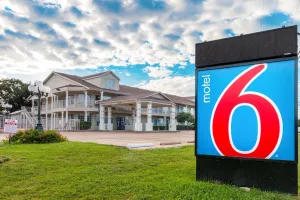 Image of Motel 6-Waxahachie, TX