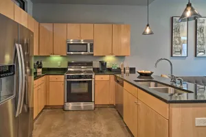 Image of Urban Escape in SoLA with Private Patio!