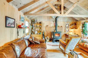 Image of 4 Mi to Lake Tahoe: Cozy Cabin w/ Deck!