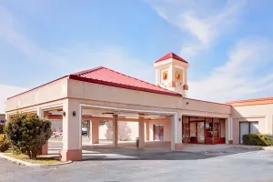 Image of Super 8 by Wyndham Plainview