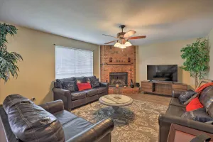 Image of 16 Mi to Dtwn Dallas: Spacious Home w/ Yard!