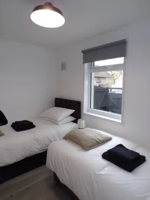 Image of Inviting 3-bed Apartment in Southend-on-sea