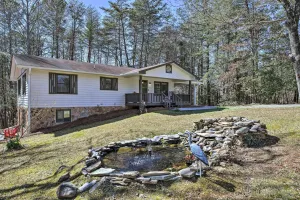 Image of 2 Mi to Lake: Blue Ridge 'yellowbird Cottage'