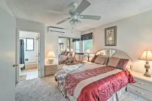Image of Central Venice Apartment with Balcony, Walk to Beach