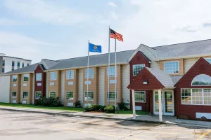 Image of Days Inn & Suites by Wyndham Pryor