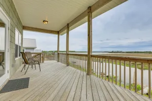 Image of Family-Friendly Waterfront Oasis 7 Miles to Beach