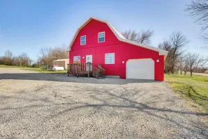 Image of 'red Barn Getaway' Chillicothe Countryside Home