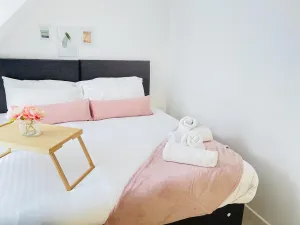 Image of Spacious 4 Bedroom, Wi-Fi, 2 Gardens, Sleeps 8 - Amethyst