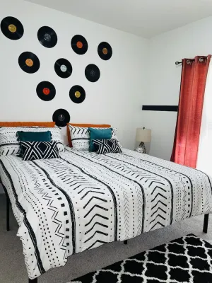 Image of Cozy King Suite w\/free parking -- 15 mins from Downtown
