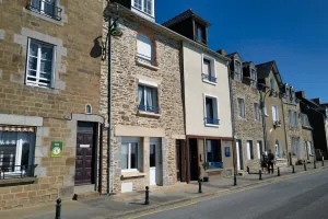 Image of Cancale, Port de La Houle. Bel Appartement vue mer