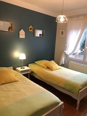 Image of Comfortable 2-bedroom apartment with 3-key label