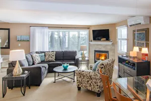 Image of Corner townhome with mountain views, gas fireplace & AC - Quechee Club access