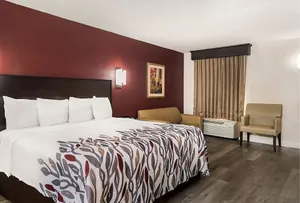 Image of Budget-friendly Accommodation! Outdoor Pool, Pets Allowed, Near Tupelo Zoo
