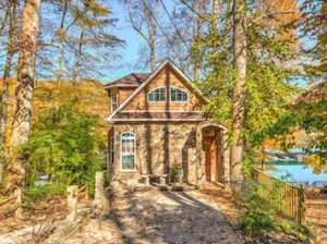 Image of Perfect lakefront house in quite cove! Walking distance to Mt Lake Marina. <br>