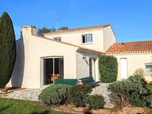 Image of Spacious 4-Bedroom House with Private Garden, Near Beach & Shops