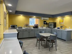 Image of Days Inn & Suites by Wyndham Warner Robins Near Robins AFB